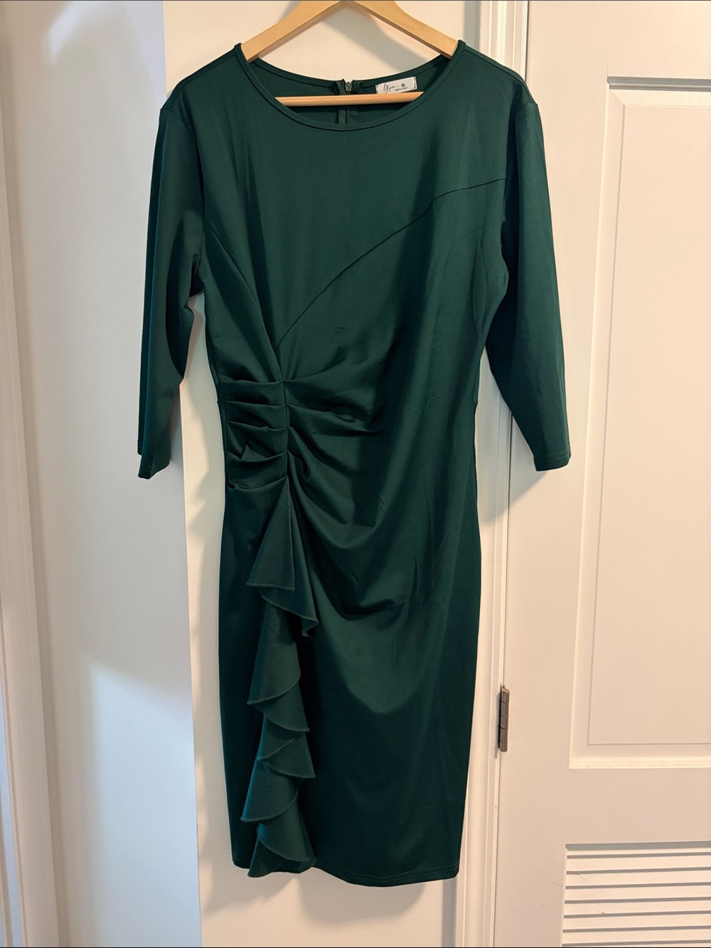Elegant Forest Green Ruffled Sheath Dress — 3/4 Sleeve